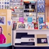 Imagen interior del expositor de álbumes de la tienda Fotoprix en la avenida Meridiana de Barcelona.