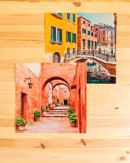 Productos de Fotoprix, copias. Foto de dos impresiones a tamaño 30x30 con diferentes acabados y colocadas en una mesita de madera.